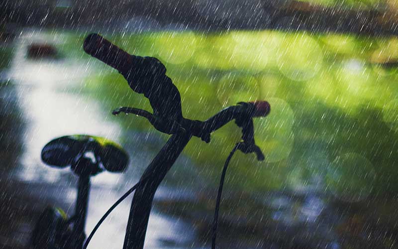 kolo v déšti