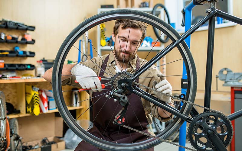 muž opravuje kolo