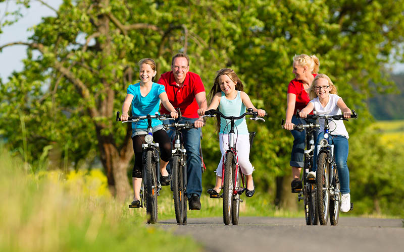 skupina cyklistů