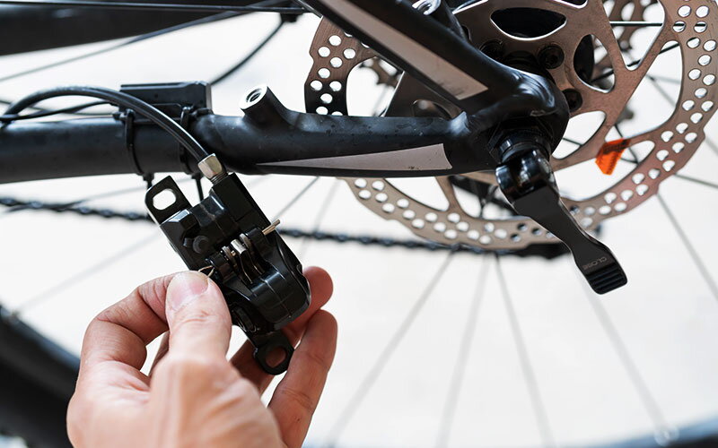 Rozdíl mezi hydraulickými a mechanickými brzdami: Jak fungují a kdy se používají