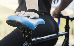Jak předejít a jak se zbavit bolesti sedacích partií po jízdě na kole