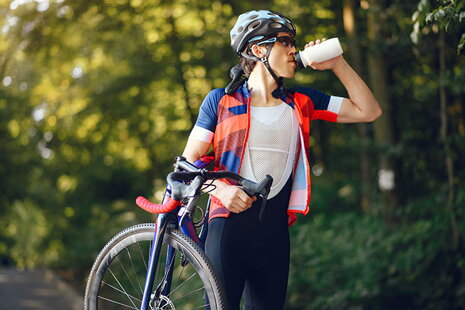 I na kole nezapomínejte na správný pitný režim