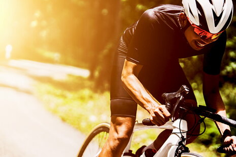 Jak se na kole chránit před sluncem?