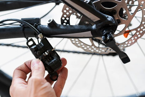 Rozdíl mezi hydraulickými a mechanickými brzdami: Jak fungují a kdy se používají