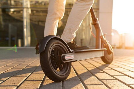 Jezděte na koloběžce bezpečně. Poradíme vám, jak na to